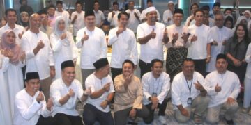 ADAM Adli Abdul Halim bergambar kenangan pada Majlis Iftar Perdana bersama Media Melaka di sebuah hotel di Banda Hilir semalam. - UTUSAN/AMRAN MULUP