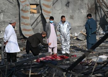 ANGGOTA keselamatan Taliban memeriksa tapak serangan udara Pakistan yang melanda Pusat Perkhidmatan Pemulihan Sekunder di Kabul, semalam.- AFP