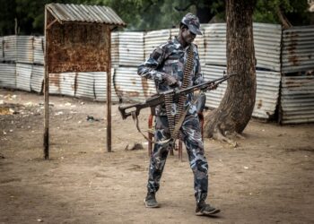 SEORANG anggota SPLA-IO membawa mesingan di Akobo, bulan lalu. - AFP