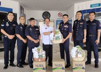 AHMAD Maslan (tengah) menyampaikan hamper kepada Ketua Polis Daerah Pontian, Hadzrat Hussein Mion Hussain ketika melawat IPD Pontian, semalam.