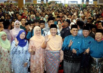 HAJIJI Noor bergambar kenangan sempena Majlis Sambutan Hari Raya Aidilfitri Kerajaan Negeri Sabah Tahun 2026 bertempat di Pusat Konvensyen Antarabangsa Sabah (SICC).