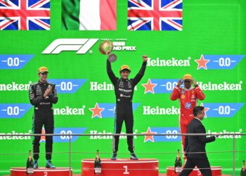 PELUMBA Mercedes, Kimi Antonelli (tengah) menjulang trofi kejuaraan selepas memenangi Grand Prix China di Shanghai, hari ini. - AFP