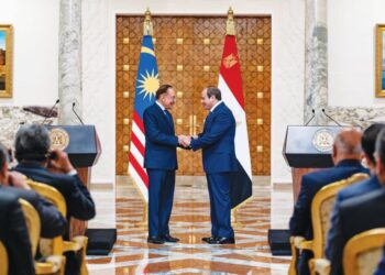 Anwar Ibrahim bersama Abdel Fattah El-Sisi ketika sidang media di Istana Al-Ittihadiya , Kaherah Mesir pada 10 November 2024. – AFIQ HAMBALI/Pejabat Perdana Menteri