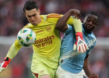 Penjaga gol Arsenal, Kepa Arrizabalaga (kiri) mengasari pemain tengah Manchester City, Jeremy Doku dalam aksi final Piala Liga di Stadium Wembley, London, semalam. - AFP