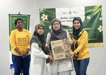 JAMILAH Zakaria (tengah) menyerahkan bantuan bakul makanan kepada Noorkiah Jaafar pada Program Transformasi Kasih Wanita Perak 2026 di Taman Kledang Jaya di Ipoh. - UTUSAN/LIYANA RAMLI