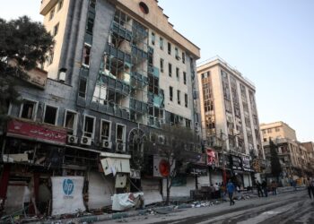 KESAN kemusnahan bangunan berhampiran Dataran Niloufar, Tehran susulan serangan bersama Amerika Syarikat-Israel terhadap Iran sejak 28 Februari lalu. – AFP