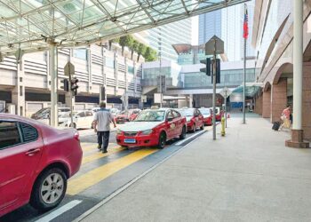 Deretan teksi yang menunggu penumpang di KL Sentral, semalam. – UTUSAN/FAEN NABILAH FAIDZUL NIZAM