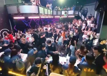 SERAMAI 12 rakyat Malaysia yang berhibur di sebuah pusat hiburan di Hat Yai, Thailand ditahan selepas positif dadah. – IHSAN POLIS