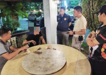 SUSPEK (dua dari kiri) yang menjadi buruan atas tuduhan membunuh isterinya ditahan di Daerah Sungai Golok dan dipercayai merancang melarikan diri ke Malaysia melalui laluan sungai. – IHSAN POLIS