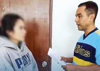 SUSPEK (kiri) yang dipercayai orang kanan sindiket dadah ditahan anggota penguat kuasa Thailand.