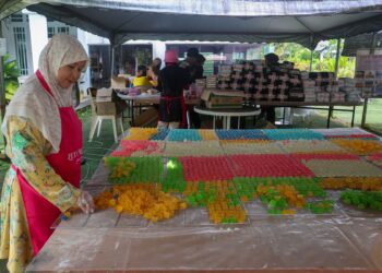 SHARIFAH Marzety Adibah Al Sayed Mohamad menyiapkan agar-agar
kering bunga mawar yang ditempah pelanggan di Kampung Tanjung
Aur, Telemong, Hulu Terengganu, Terengganu semalam. – UTUSAN/
PUQTRA HAIRRY