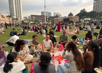 Pelancong asing turut merasai pengalaman berbuka puasa beramai-ramai di Dataran Merdeka, semalam.