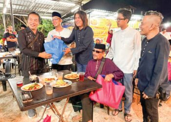 EDDIE Hamid (tiga dari kiri) menyampaikan sumbangan pada Majlis Moreh dan Bicara Santai anjuran Pertubuhan Prihatin Suara Anak Kelantan bersama Anak Seni Kelantan di Cempaka, Kota Bharu, Kelantan. 
– MINGGUAN/ROSLIZA MOHAMED