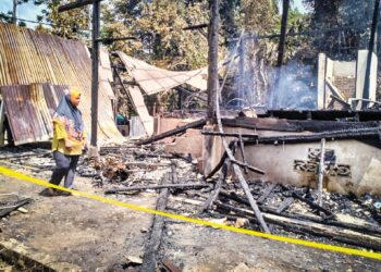 NURUL Rizan Bujang sekeluarga tinggal sehelai sepinggang apabila rumahnya di Kampung Paloh Hilir Tendong Pasir Mas, Kelantan terbakar. – MINGGUAN/ROHANA ISMAIL