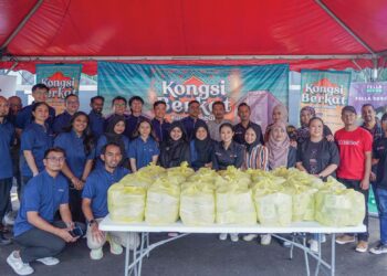 SEBAHAGIAN daripada kakitangan dan pasukan pengurusan Fella Design, Ashley Furniture HomeStore serta Media Mulia yang menjayakan Program Kongsi Berkat Bubur Lambuk di Ampang, kelmarin.