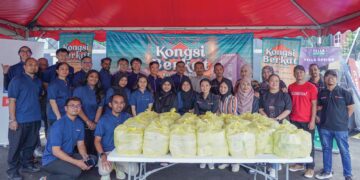 SEBAHAGIAN daripada kakitangan dan pasukan pengurusan Fella Design, Ashley Furniture HomeStore serta Media Mulia yang menjayakan Program Kongsi Berkat Bubur Lambuk di Ampang, kelmarin.