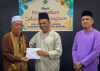 SHAM Mat Sahat menyampaikan agihan zakat perniagaan PPK di Bagan Serai, Perak semalam. - MINGGUAN/WAT KAMAL ABAS