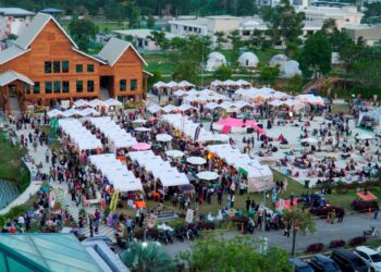 SUASANA meriah di Pasar Sera Raya, Rumah Pahang di Kuantan, Pahang yang menjadi tumpuan pengunjung mencari persiapan Aidilfitri.