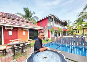 MAT Subril Mat Saad di hadapan Subinas Homestay yang diusahakannya di Kampung Teluk Penikam berhampiran pekan Bagan Datuk, Perak. – MINGGUAN/AIN SAFRE BIDIN