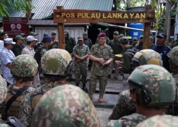 Tuanku Syed Faizuddin Putra Jamalullail menyantuni anggota tentera dan polis yang bertugas di Pulau Lankayan dan ,perairan Pantai Timur Sabah, hari ini.-IHSAN Rejimen 504 Askar Wataniah