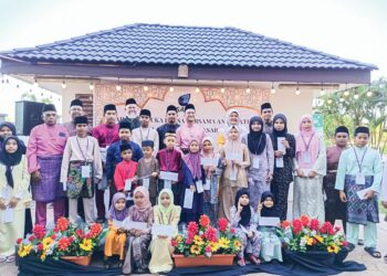 ABDUL Karim Endut (tengah) bergambar bersama anak yatim pada Majlis Iftar Perdana Syarikat Air Terengganu Sdn. Bhd. (SATU) di Kuala Terengganu, kelmarin.