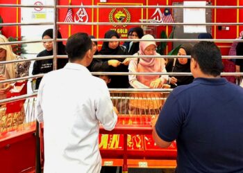 ORANG ramai mengambil kesempatan membeli emas untuk digayakan pada 1 Syawal di premis MZ Gold Sdn. Bhd., Kota Bharu, Kelantan.