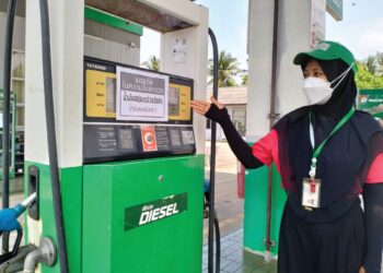 SEORANG pekerja stesen minyak menunjukkan bekalan diesel terputus di Takbai, Narathiwat, Thailand. – UTUSAN/ROHANA ISMAIL