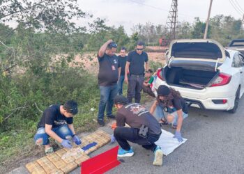 ANGGOTA polis memeriksa bungkusan pil kuda yang dirampas selepas menahan dua individu di Yingo, Narathiwat, Thailand.