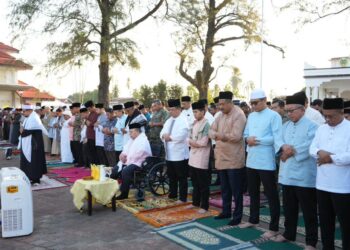 TUANKU Syed Sirajuddin Jamalullail bersama jemaah menunaikan solat sunat Istisqa sebagai usaha memohon hujan dan meredakan ujian sedang dihadapi rakyat berikutan kemarau dan cuaca panas yang semakin meruncing di Dataran Istiadat, Istana Arau, Perlis, semalam. - UTUSAN/ASYRAF MUHAMMAD