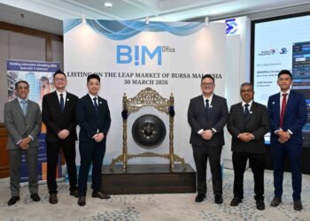 OOI Choon Lim (tiga dari kanan) pada majlis penyenaraian BIMOffice di Pasaran LEAP Bursa Malaysia, semalam.