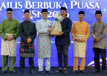 Menteri Belia dan Sukan, Dr. Mohammed Taufiq Johari (tiga kiri) menyerahkan sumbangan kepada bekas pemain bola sepak kebangsaan, Khalid Jamlus (tiga kanan) pada Majlis Berbuka Puasa Majlis Sukan Negara (MSN) 2026 di MSN Bukit Jalil baru-baru ini. GAMBAR: FARIZ RUSADIO /