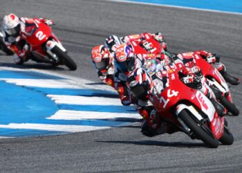 AKSI Qabil Irfan (depan) pada perlumbaan 2 Moto4 Piala Asia di Litar Antarabangsa Chang, Buriram, Thailand, semalam.-IHSAN SIC RACING