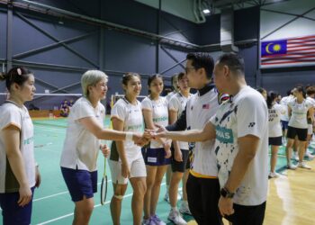 PEMAIN-Pemain badminton negara bersalaman dengan Menteri Belia dan Sukan, Dr. Mohammed Taufiq Johari yang datang melawat skuad badminton negara yang sedang membuat persiapan menjelang Piala Thomas dan Uber.-UTUSAN/MUHAMAD IQBAL ROSLI