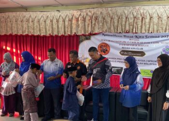 ZULYADIN Ali (tengah) bersama Abd Samad Othman, Harry Syam Mohd Razali,
Rosnah Mohamed Razali dan wakil KRT Ayu Sutra, Muhd Sumeri Pangat menyampaikan sumbangan kepada anak-anak yatim pada
Program Amal Ramadan 2026 di Sabak Bernam, baru-baru ini.