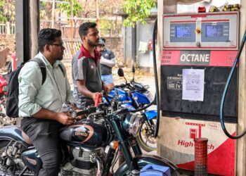KERAJAAN Bangladesh melaksanakan pelbagai langkah bagi mengurangkan penggunaan tenaga dan bahan api. - AFP