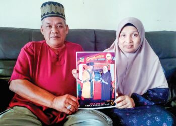 AZIAH Yusof bersama Nik Nor Zabir Nik Chik menunjukkan gambar kenangan Nik Amni Nadiah di rumah mereka di Kampung Paya Rawa, Besut, Terengganu. –UTUSAN/WAN ZURATIKAH IFFAH WAN ZULKIFLI