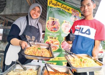 WAN Zuraida Wan Johan bersama pekerjanya menunjukkan pasta cedok di gerai Kampung Geting, Tumpat, Kelantan. – UTUSAN/ ROHANA ISMAIL