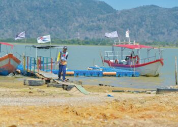 CUACA panas melampau yang terus berlarutan  menyaksikan Empangan Timah Tasoh mula mengalami penyusutan ketara di Padang Besar, Perlis semalam. – UTUSAN/IZLIZAN OTHMAN