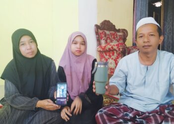 MASLIHAIZAN Yahya menunjukkan botol minuman kegemaran Sufea Adela di Kampung Ayer Terjun, Besut, Terengganu. – UTUSAN/WAN ZURATIKAH IFFAH WAN ZULKIFLI