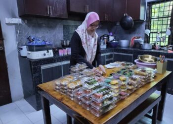 ZUHAIRAH Hanim Ismail menyiapkan tempahan kuih-muih untuk dihantar ke bazar Ramadan berhampiran walaupun menghidap penyakit saraf dan radang sendi. – UTUSAN/DIANA SURYA ABD WAHAB