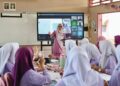 GURU Matematik Tambahan, Nur Atina Osman mengajar kelas hibrid melibatkan pelajar yang tinggal di asrama ketika proses PdPR dilaksanakan di SMK Sultanah Asma, Alor Setar, Kedah semalam.
– UTUSAN/ SHAHIR NOORDIN