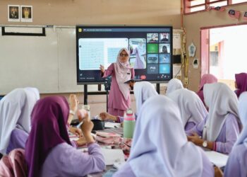 GURU Matematik Tambahan, Nur Atina Osman mengajar kelas hibrid melibatkan pelajar yang tinggal di asrama ketika proses PdPR dilaksanakan di SMK Sultanah Asma, Alor Setar, Kedah.
– UTUSAN/ SHAHIR NOORDIN
