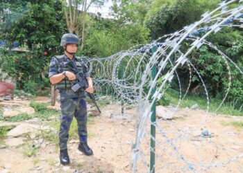 SELAIN mengawal sempadan, anggota Pasukan Gerakan Am (PGA) melakukan rondaan di stesen minyak di sempadan Malaysia-Thailand di Kelantan dalam usaha membendung penyeludupan petrol ke negara jiran. – UTUSAN/KAMARUL BISMI KAMARUZAMAN