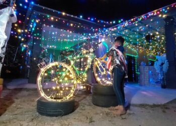 PENDUDUK Kampung Sungai Ular di Kuantan, Pahang menghias rumah masing-masing dengan lampu Diod Pemancar Cahaya (LED) berwarna-warni sepanjang Ramadan sempena pertandingan lampu raya anjuran Surau Pok Long Sohor di kampung terbabit.