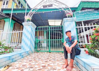 MUHAMMAD Herman Tan Abdullah singgah di sebuah masjid di Bagan Datuk untuk menunaikan solat. – UTUSAN/AIN SAFRE BIDIN