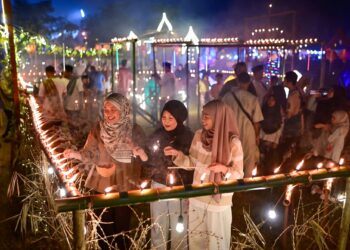 PENGUNJUNG tidak melepaskan peluang merasai pengalaman berharga mengimbau nostalgia Syawal seperti zaman dahulu pada Program Pelita Raya Terengganu 2026 di Kompleks Sukan Negeri Terengganu, Kuala Nerus, Terengganu. – UTUSAN/PUQTRA HAIRRY