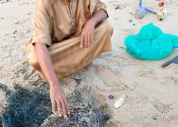 MOHAMAD Umbaidah Tengah menemukan penyu agar yang terperangkap di dalam pukat ketika aktiviti mengutip plastik di kawasan Pantai Batu Buruk 2, Kuala Terengganu, Terengganu.