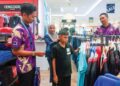 MUHAMAD Khairul Haziq Mohd. Khairul Nizam (tengah) ditemani Nurul Jannah Jaafar (dua dari kiri) memilih pakaian raya sempena Program Riang Ria Aidilfitri, PROTEK Perkeso Negeri Terengganu di Kuala Terengganu, baru-baru ini. – UTUSAN/PUQTRA HAIRRY