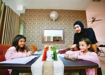 SHAHIRA Azizan memantau sesi PdPR dua anak saudaranya, Khayla Zahra Mohd Zahir, 11 (kiri) dan Khayla Zulfa Mohd Zahir, 9, berikutan cuaca panas melampau di Taman Vistana Indah, Alor Setar, Kedah semalam. 
– UTUSAN/ SHAHIR NOORDIN