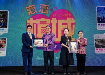 WONG Hon Wai (dua dari kiri) menerima cenderamata daripada wakil Biro Kebudayaan dan Pelancongan Perbandaran Xiamen serta Xiamen Airlines selepas mengadakan jelajah promosi bertemakan In Love With Penang di Xiamen, China.